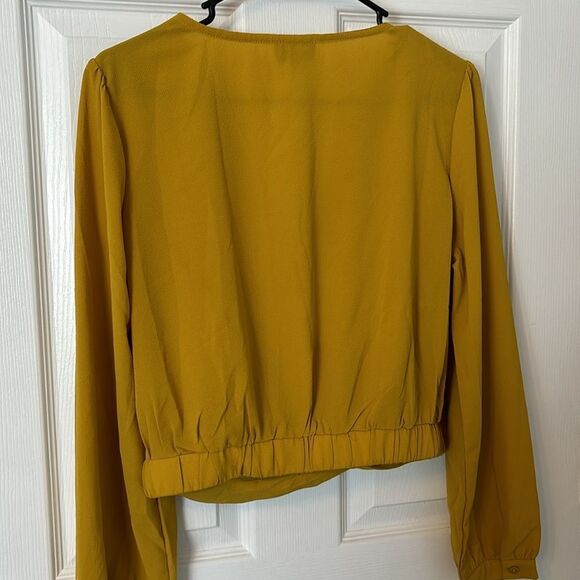 Mustard colored top - Picture 3 of 3